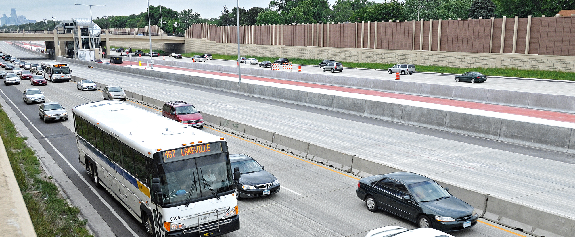 Image of bus and cars on 35W